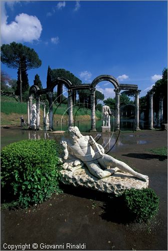 ITALY - VILLA ADRIANA (Tivoli RM) - il Canopo - rievocativo dell'omonima citt egizia - calco in cemento della statua allegorica del fiume Tevere