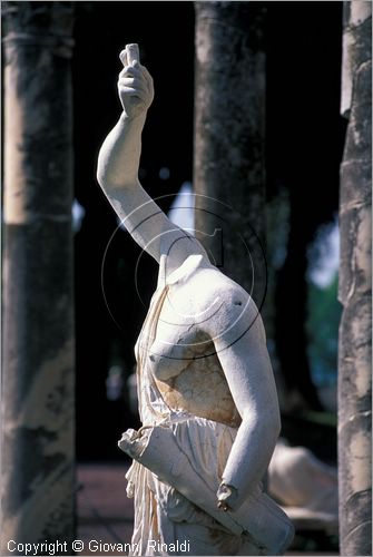 ITALY - VILLA ADRIANA (Tivoli RM) - il Canopo - rievocativo dell'omonima citt egizia - emiciclo verso nord con colonne e calchi delle statue - particolare