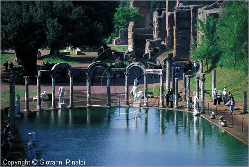 ITALY - VILLA ADRIANA (Tivoli RM) - il Canopo - rievocativo dell'omonima citt egizia - emiciclo verso nord con colonne e calchi delle statue