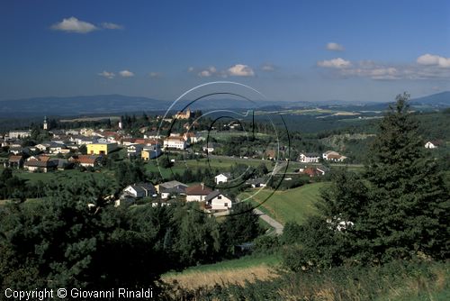 AUSTRIA - BURGENLAND - Bernstein - veduta del borgo con sopra il castello