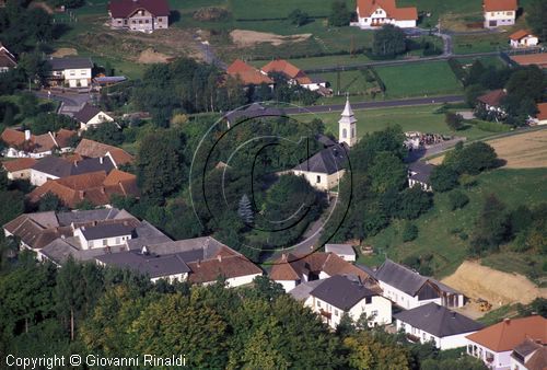 AUSTRIA - BURGENLAND - Bernstein - veduta del borgo con sopra il castello