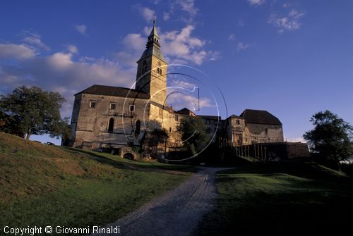 AUSTRIA - BURGENLAND - Gussing - veduta del castello sopra al borgo