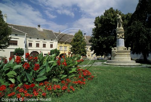 AUSTRIA - BURGENLAND - Rust am Neusiedlersee - Conradplatz - Kriegardenkmal