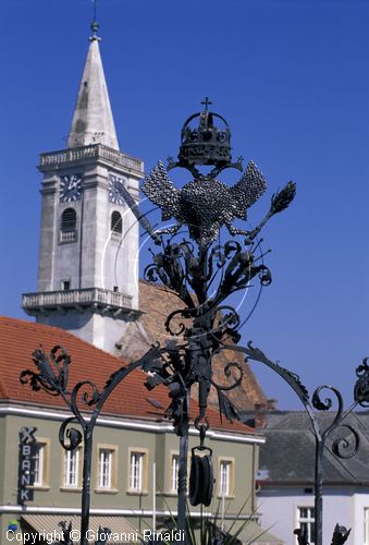 AUSTRIA - BURGENLAND - Rust am Neusiedlersee - Rathausplatz - particolare dell'Adlerbrunnen