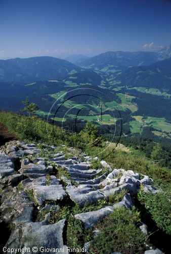 AUSTRIA - SALZKAMMERGUT (GOSAU) - salita alle Gosaukamm con vista sulla valle a sud-ovest