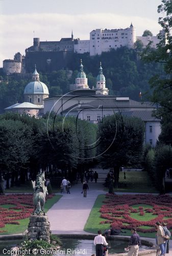 AUSTRIA - SALISBURGO - SALZBURG - il castello visto dai giardini di Mirabel