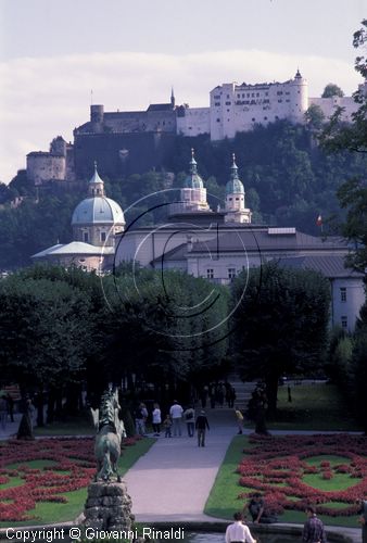 AUSTRIA - SALISBURGO - SALZBURG - il castello visto dai giardini di Mirabel