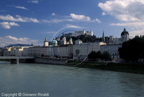 AUSTRIA - SALISBURGO - SALZBURG - scorcio della citt lungo il fiume Saklzach