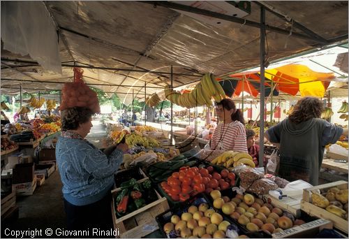 CROATIA - (Croazia) - TROGIR - il mercato