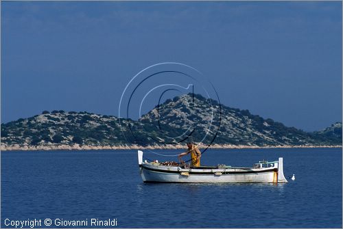 CROATIA - (Croazia) - pescatore presso Vodice