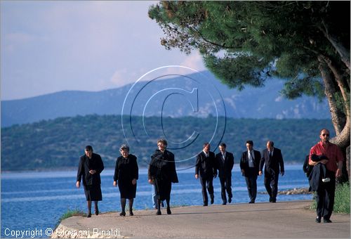 CROATIA - (Croazia) - Isola di Murter - Murter - verso la chiesetta del cimitero