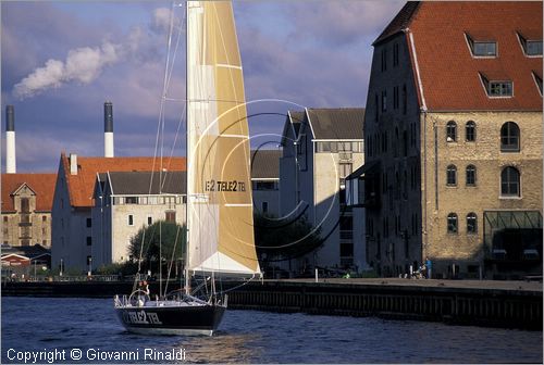 DENMARK - DANIMARCA - COPENHAGEN - barca a vela lungo il canale Inderhaven