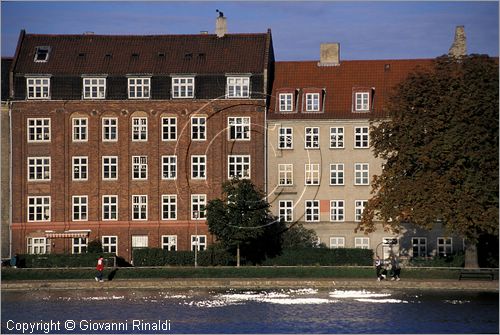 DENMARK - DANIMARCA - COPENHAGEN - quartieri ad ovest dei laghi artificiali sulla riva del Peblinge So