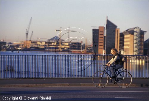 DENMARK - DANIMARCA - COPENHAGEN - sul ponte Langebro