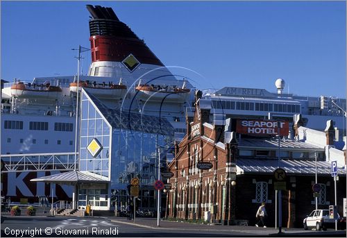 FINLAND - FINLANDIA - TURKU - il porto con il terminal della Silja Line e il Seaport Hotel