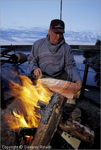 FINLAND - FINLANDIA - cottura del salmone sul Lago Isovietonen sulla strada tra Aavasaksa e Rovaniemi