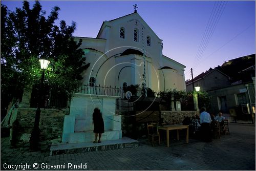 GREECE - CHIOS ISLAND (GRECIA - ISOLA DI CHIOS) - Volissos - la piazza centrale con l'abside della chiesa