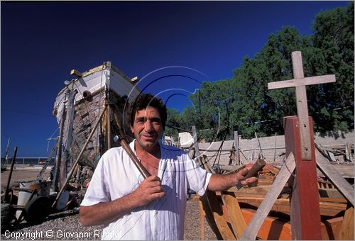 GREECE - CHIOS ISLAND (GRECIA - ISOLA DI CHIOS) - Kondari - cantiere artigianale per la costruzione di barche da pesca in legno Dimitris