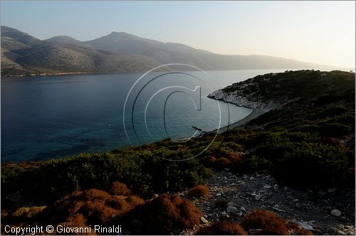 GRECIA - GREECE - Isole Cicladi - Amorgos - Baia di Kalotyri sulla costa nord occidentale vista dall'isoletta di Nikouria