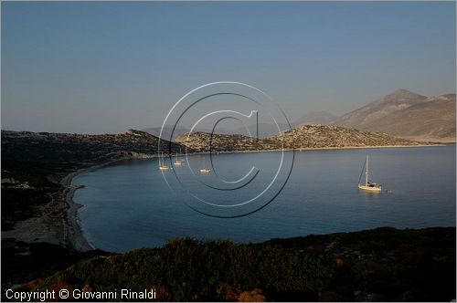 GRECIA - GREECE - Isole Cicladi - Amorgos - Baia di Kalotyri sulla costa nord occidentale vista dall'isoletta di Nikouria