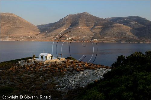 GRECIA - GREECE - Isole Cicladi - Amorgos - Baia di Kalotyri sulla costa nord occidentale vista dall'isoletta di Nikouria