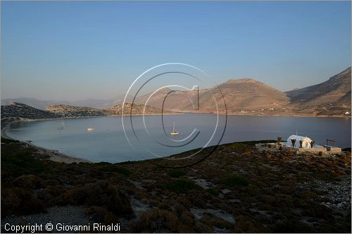 GRECIA - GREECE - Isole Cicladi - Amorgos - Baia di Kalotyri sulla costa nord occidentale vista dall'isoletta di Nikouria