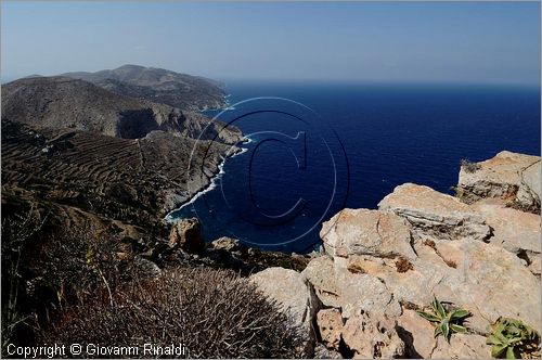 GRECIA - GREECE - Isole Cicladi - Folegandros - veduta della costa nord dal sentiero per la Panaghia sulla Plaka Bay