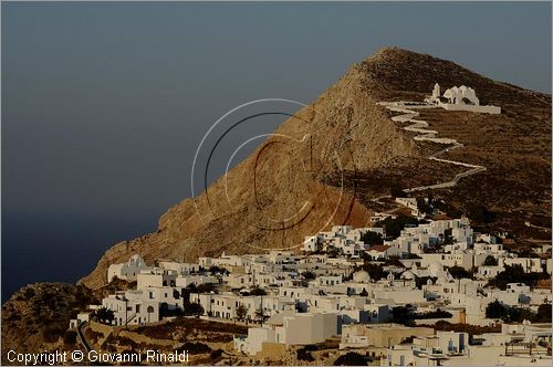 GRECIA - GREECE - Isole Cicladi - Folegandros - veduta della Hora sullo spettacolare costone roccioso e sopra la Panaghia