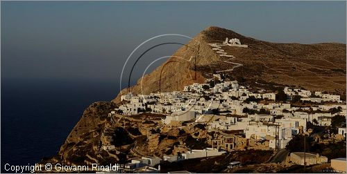 GRECIA - GREECE - Isole Cicladi - Folegandros - veduta della Hora sullo spettacolare costone roccioso e sopra la Panaghia