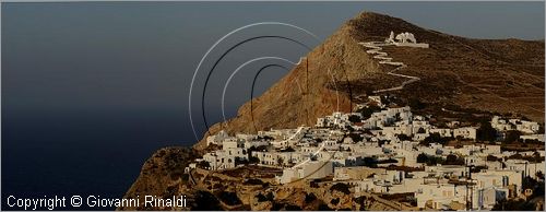 GRECIA - GREECE - Isole Cicladi - Folegandros - veduta della Hora sullo spettacolare costone roccioso e sopra la Panaghia