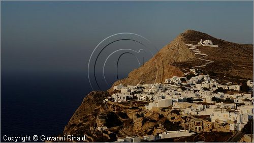 GRECIA - GREECE - Isole Cicladi - Folegandros - veduta della Hora sullo spettacolare costone roccioso e sopra la Panaghia