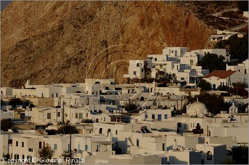 GRECIA - GREECE - Isole Cicladi - Folegandros - veduta della Hora sullo spettacolare costone roccioso