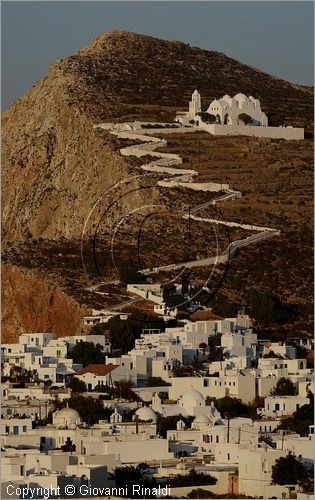 GRECIA - GREECE - Isole Cicladi - Folegandros - veduta della Hora sullo spettacolare costone roccioso e sopra la Panaghia