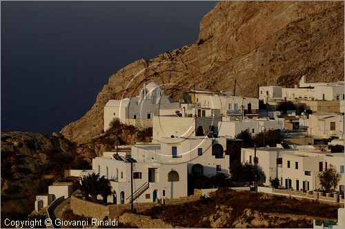 GRECIA - GREECE - Isole Cicladi - Folegandros - veduta della Hora sullo spettacolare costone roccioso