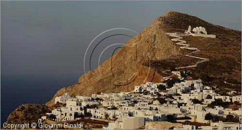 GRECIA - GREECE - Isole Cicladi - Folegandros - veduta della Hora sullo spettacolare costone roccioso e sopra la Panaghia