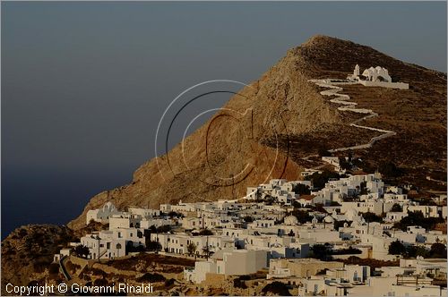 GRECIA - GREECE - Isole Cicladi - Folegandros - veduta della Hora sullo spettacolare costone roccioso e sopra la Panaghia