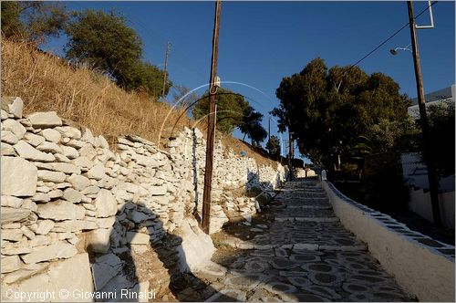 GRECIA - GREECE - Isole Cicladi - Ios -  lungo la strada che va dal porto alla Chora