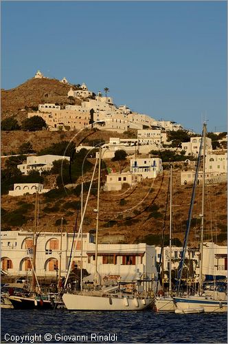 GRECIA - GREECE - Isole Cicladi - Ios - Ormos (porto) - in alto la Chora