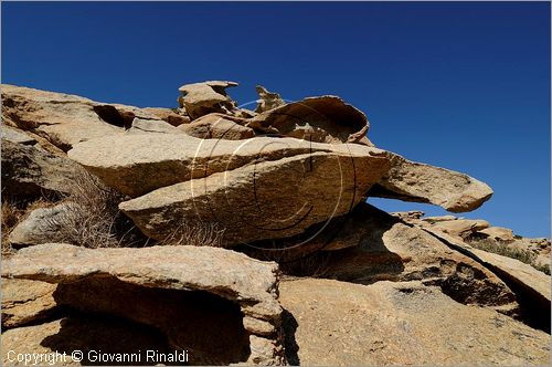 GRECIA - GREECE - Isole Cicladi - Ios - rocce di granito modellate dal vento sul versante ovest