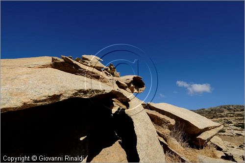 GRECIA - GREECE - Isole Cicladi - Ios - rocce di granito modellate dal vento sul versante ovest