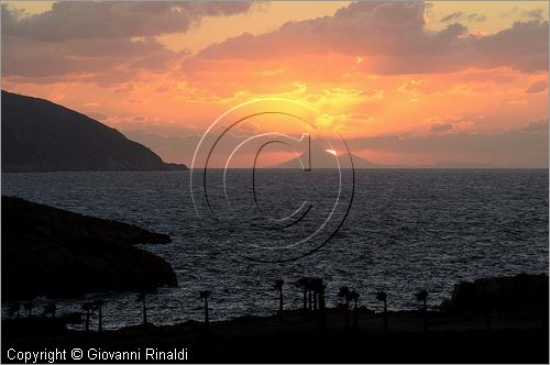 GRECIA - GREECE - Isole Cicladi - Ios - tramonto da Koumbara sull'isola di Milos, a sinistra Sikinos