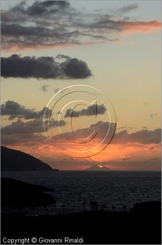 GRECIA - GREECE - Isole Cicladi - Ios - tramonto da Koumbara sull'isola di Milos, a sinistra Sikinos