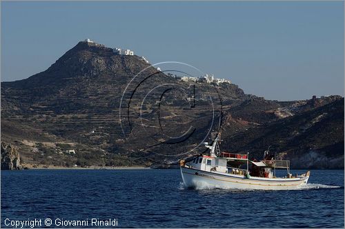 GRECIA - GREECE - Isole Cicladi - Milos - peschereccio presso il Capo Fourkovoni