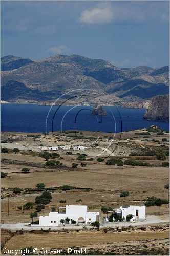 GRECIA - GREECE - Isole Cicladi - Milos - Costa nord - sullo sfondo l'isola di Kimolos