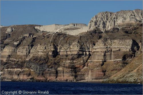 GRECIA - GREECE - Isole Cicladi - Santorini - costa ovest presso Athinios Bay