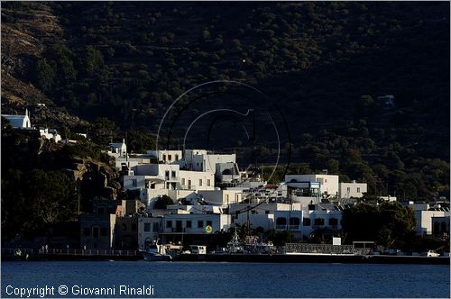 GRECIA - GREECE - Isole del Dodecaneso - Dodecanese Islands - Isola di Patmos - la baia di Skala, sopra la Hora con l'imponente monastero