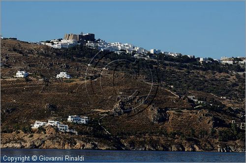 GRECIA - GREECE - Isole del Dodecaneso - Dodecanese Islands - Isola di Patmos - la baia di Skala, sopra la Hora con l'imponente monastero