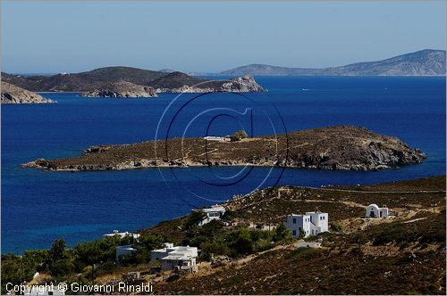 GRECIA - GREECE - Isole del Dodecaneso - Dodecanese Islands - Isola di Patmos - veduta da Aghrio Livadhi Beach con davanti l'isoletta di Aghia Thekla