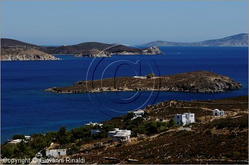 GRECIA - GREECE - Isole del Dodecaneso - Dodecanese Islands - Isola di Patmos - veduta da Aghrio Livadhi Beach con davanti l'isoletta di Aghia Thekla