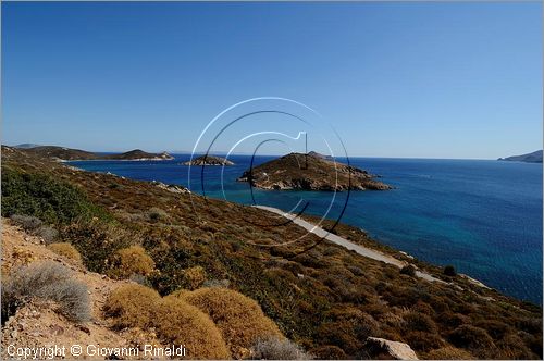 GRECIA - GREECE - Isole del Dodecaneso - Dodecanese Islands - Isola di Patmos - la costa presso Livadi tou Pothitou e l'isoletta di Aghios Georghios